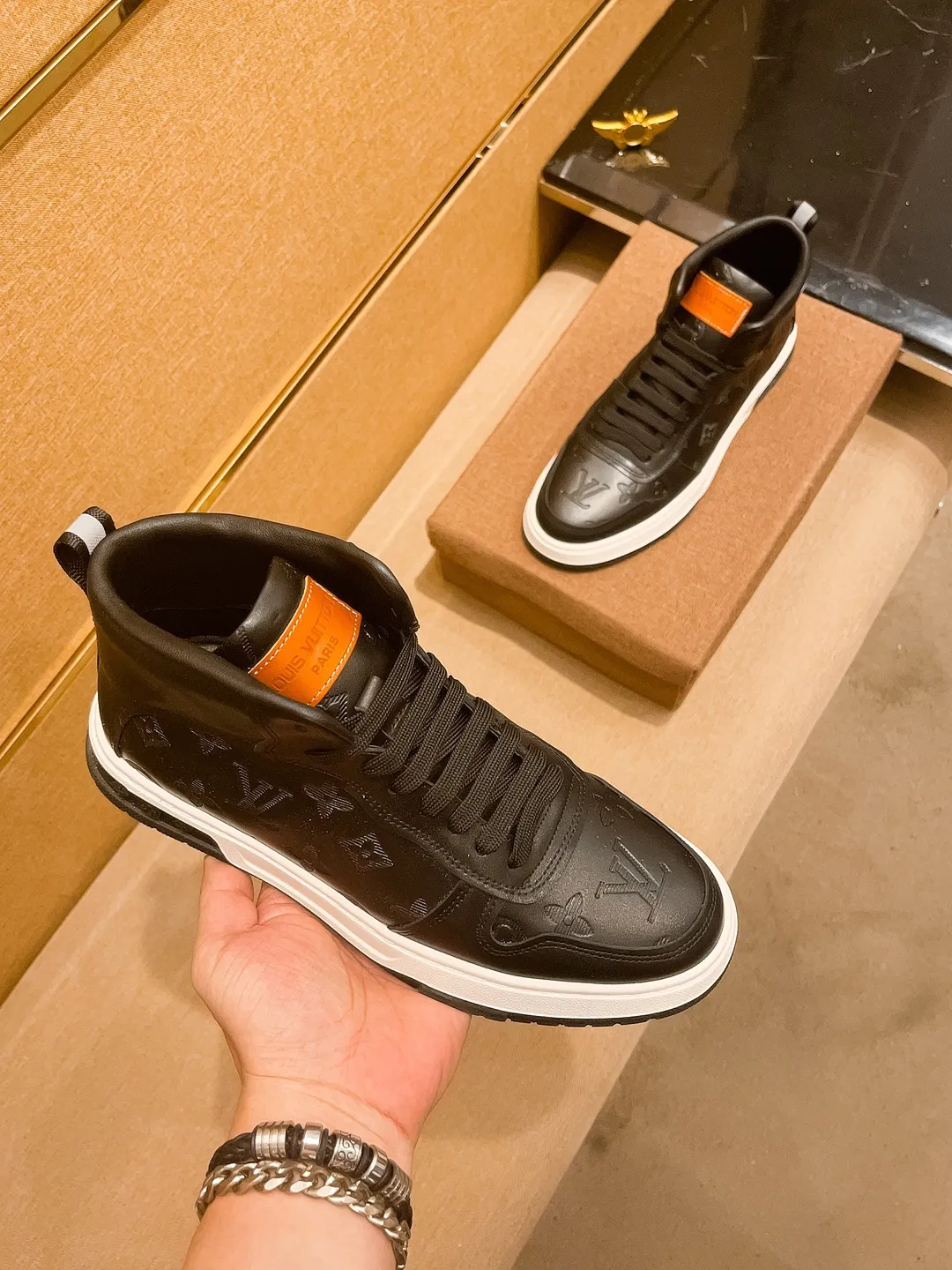 Men's shoes 💰 440💰【 LV 】🔥 Louis Vuitton, high-end men's shoes brand, official website 1:1 latest masterpiece: the upper is made of first-layer cowhide imported from Italy with a comfortable and breathable lining➕original non-slip and wear-resistant outsole🔥, making walking more convenient and comfortable! An exclusive new model, a stunning work, a beautiful 1:1 replica [color] compared to the official quality! Create a fashionable personality to set off your uniqueness! A must-have for trendy men! Classic🔥Size: 38-44 Color: 🔥Multiple colors available🔥
